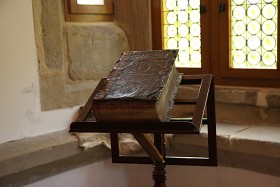 Dębno, oryginał biblii Wujka w zamkowym muzeum.