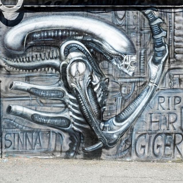 Grafitti upamiętniające Hansa Rudolfa Gigera, który zaprojektował Obcego.