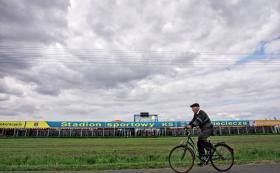 Stadion jest wkomponowany pomiędzy kościół a cmentarz. Całość w szczelnej otoczce kukurydzianych pól.