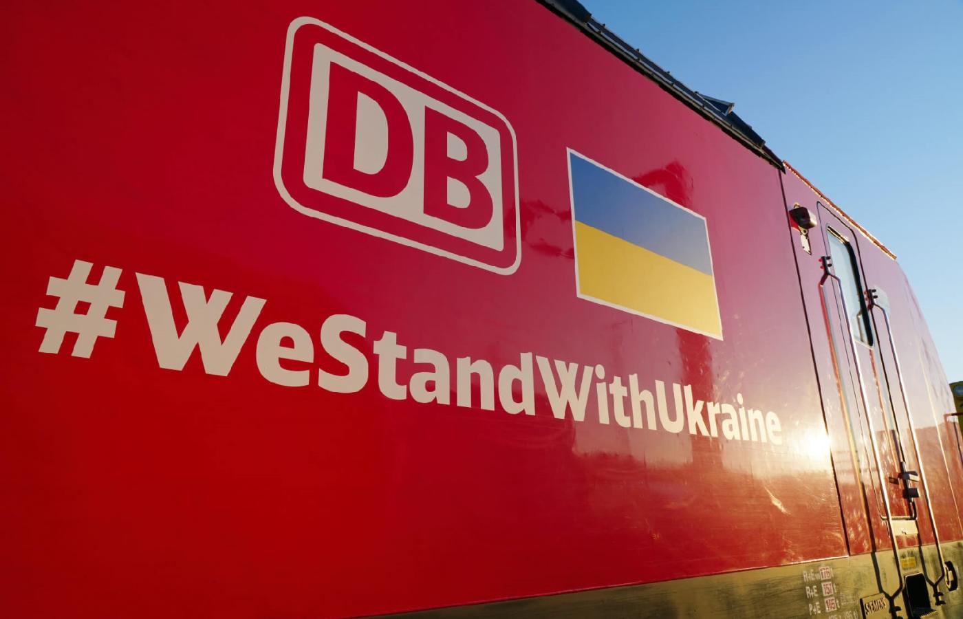 Lokomotywę pociągu Mostu Kolejowego oznaczono napisami wyrażającymi solidarność z Ukrainą