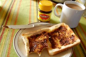 Australia: płatki śniadaniowe na zimno albo tosty z pastą vegemite (sporządzaną z wyciągu z drożdży, z warzywami i przyprawami).