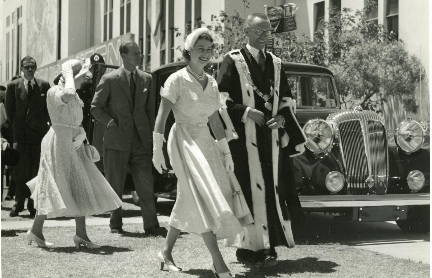 <b>Elżbieta II</b> była drugim monarchą w historii Wielkiej Brytanii, który przebywał poza granicami kraju, gdy dowiedział się o śmierci swojego poprzednika.
<br></br>
W 1952 roku, kiedy jeszcze jako księżniczka Elżbieta udała się z mężem w państwową podróż do Australii i Nowej Zelandii, zmarł król Jerzy VI. Elżbieta do kraju wróciła już jako królowa.