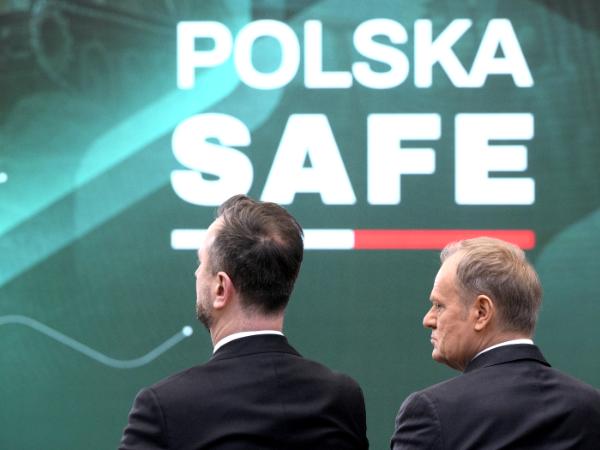 Szef MON Własysław Kosiniak-Kamysz i premier Donald Tusk podczas konferencji, na której ujawniono niektóre inwestycje z programu SAFE. 27 lutego 2026 r.
