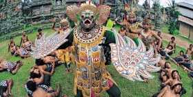 Indonezyjska wyspa Bali. Na zdjęciu taniec Ketchak