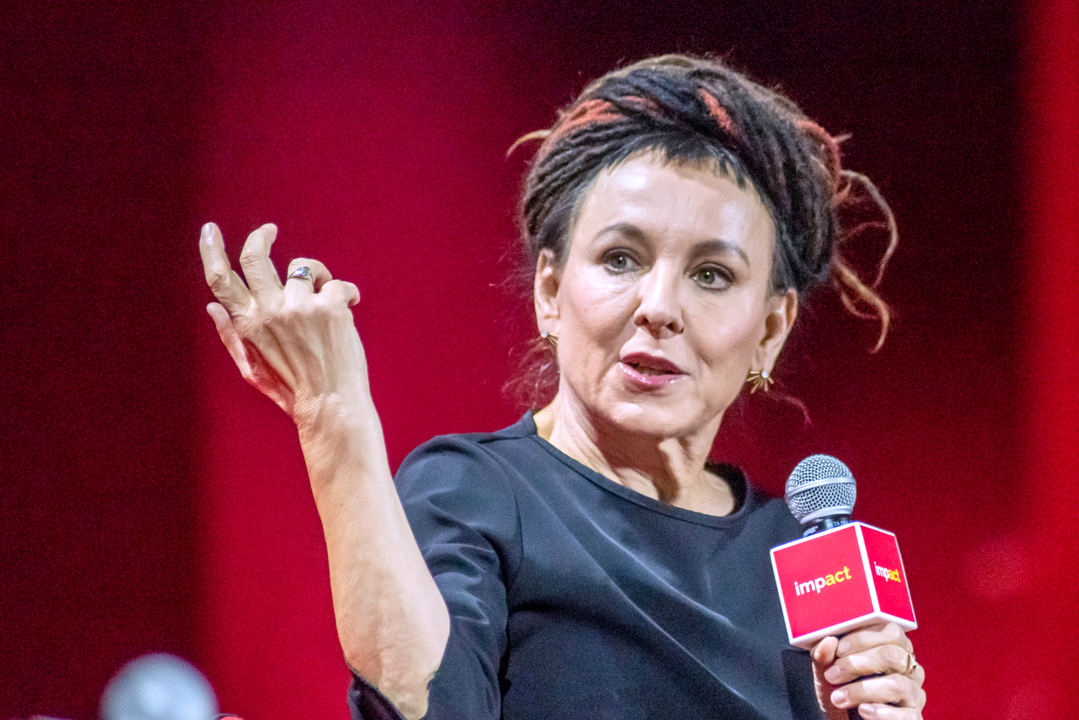 Czuła asystentka. Wyznanie Olgi Tokarczuk o AI wywołało burzę w sieci