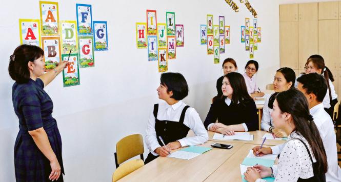 Kazachstan zaczął żegnać się z cyrylicą w 2021 r., a na pełne przejście na alfabet łaciński dał sobie dekadę. Na fot.: nauka nowego alfabetu w szkole w Astanie.