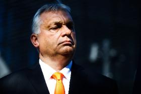 Viktorowi Orbánowi zwykła większość już nie wystarcza do utrzymania konstrukcji władzy, którą zbudował.