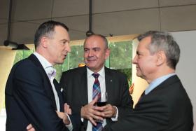 Od lewej: Andrzej Skworz z miesięcznika Press, Jacek Michalak, wiceprezes Grupy Atlas, sponsora Nagrody oraz Jerzy Baczyński.