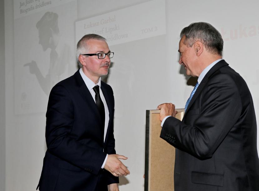 Łukasz Garbal, laureat w kategorii prace naukowe i monografie, odbiera dyplom z rąk Jerzego Baczyńskiego.