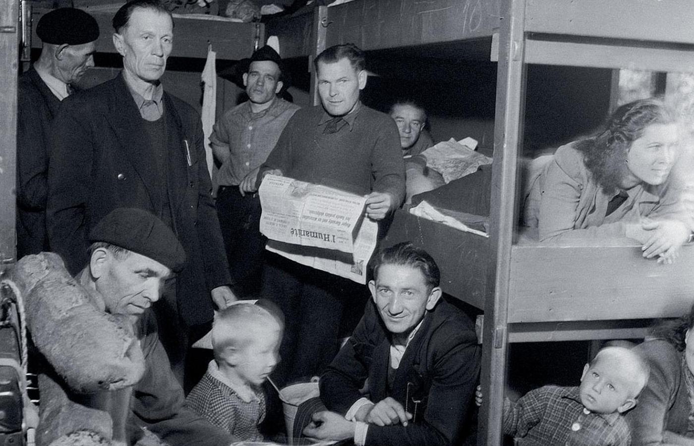 Polscy wojenni uchodźcy w drodze do kraju, stacja Rosny-sous-Bois, Francja, sierpień 1946 r.