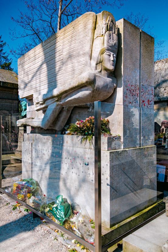 Sfinks na nagrobku Oscara Wilde’a został wykastrowany przez wandali w 1961 roku. Sprawców nie schwytano.