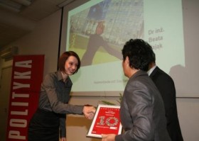 Dyplom odbiera dr inż. Beata Pająk laureatka pracę z zakresu biomedycyny.