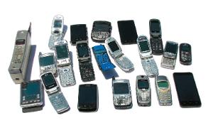 Cyfrowa transformacja telekomunikacji bezprzewodowej, czyli przejście na system GSM 2G, zdemokratyzowała telefonię komórkową. Telefony malały, a połączenia taniały.