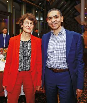 Uğur Şahin (z prawej) i Ozlem Tureci.