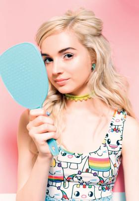 Być może Poppy odpowiada na różne wyzwania współczesności. Zamiast kłamstw oferuje iluzję, jak magicy, za zgodą odbiorcy.