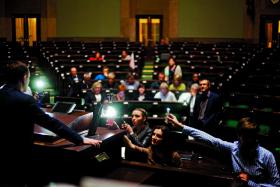 W Sejmie zgaszone jest światło, lecz nie przeszkadza to w codziennej transmisji na żywo za pomocą tabletów i telefonów komórkowych. To zdjęcie wykonane zostało przez posła aparatem Piotra Małeckiego.