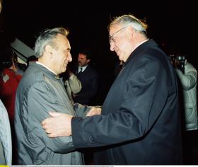 Pożeganie Helmuta Kohla na lotnisku Okęcie. Warszawa, 14 listopada 1989 r.