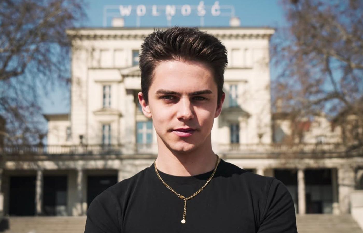 Polskie demo: Kacper Nowicki wyjaśnił Patryka Jakiego. Teraz walczy o oświatę i prawa ucznia. Młodzi mają dość!