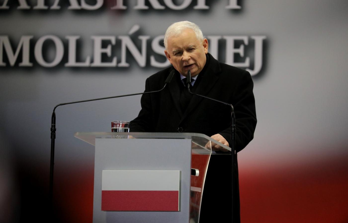Jarosław Kaczyński wieczorem przed Pałacem Prezydenckim