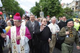 Dyrektor Radia Maryja w Szczecinie, podczas Marszu dla Życia, który poprowadził abp Andrzej Dzięga (z lewej).