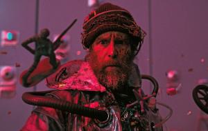 Sam Rockwell jako Człowiek z Przyszłości w filmie „Baw się dobrze i przeżyj”