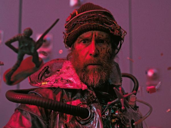 Sam Rockwell jako Człowiek z Przyszłości w filmie „Baw się dobrze i przeżyj”