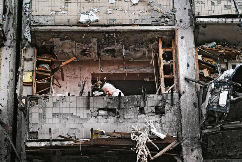 Kijów: w zbombardowanych i częściowo uszkodzonych budynkach nadal mieszkają ludzie.