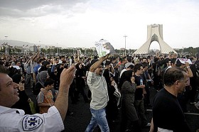 Tłumy na ulicach Teheranu. Uczestnicy dokumentują wydarzenia aparatami i telefonami