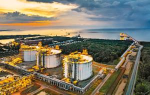 Gazoport w Świnoujściu. Skroplony gaz sprowadzamy dziś głównie ze Stanów Zjednoczonych.