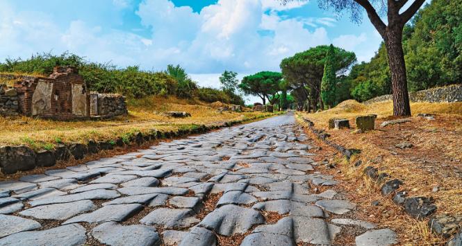 Via Appia z IV w. p.n.e., najstarszy rzymski trakt, łączący Wieczne Miasto z Kapuą
