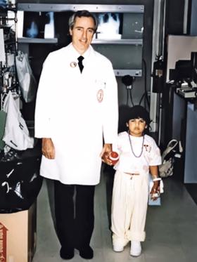 Pierwsza na świecie próba terapii genowej: genetyk William French Anderson z Ashanti DeSilvą, zaliczaną do tzw. bubble kids.