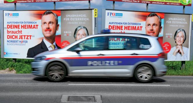 Na plakatach Norberta Hofera z pierwszej tury wyborów prezydenckich jego przeciwnicy domalowali mu wąsy.