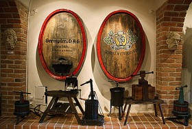 Zielona Góra. Muzeum Wina, dna beczek i prasy do tłoczenia moszczu