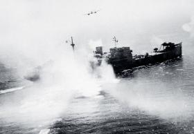 Niemiecki okręt Sperrbrecher 7 w porcie w La Rochelle atakowany przez myśliwce RAF Bristol Beaufighter. Ciężko uszkodzonego kilka godzin później zatopiły okręty Royal Navy, 12 sierpnia 1944 r.