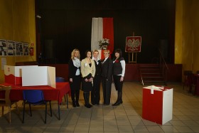 Wybory Samorządowe 2010. Brześć Kujawski, OKW nr 3 w Gminnym Osrodku Kultury. Od lewej: Marlena Dudczak - przewodnicząca, Monika Gryczewska, Justyna Musińska, Elzbieta Winiecka, Weronika Śmiałek.