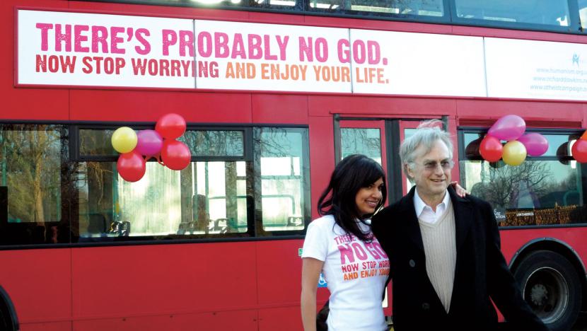Wojujący ateista Richard Dawkins przed londyńskim autobusem z hasłem „Prawdopodobnie Boga nie ma. Przestań się więc zamartwiać i zacznij cieszyć się życiem”.