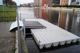 Budżet Obywatelski 2017

„Budowa pomostu na potrzeby sportu i turystyki kajakowej oraz sportów wędkarskich” – wartość projektu: 46 tys. zł

Dzięki realizacjom budżetu obywatelskiego realizowane bywają mniejsze, ale jak się okazuje, bardzo potrzebne projekty. Taką realizacją jest budowa pływającego pomostu wraz z trapem zejściowym na Motławie, wzdłuż ul. Kamiennej Grobli. 
Pomost jest wyposażony w drabinkę ratunkową, stojak na sprzęt ratunkowy i knagi cumownice.