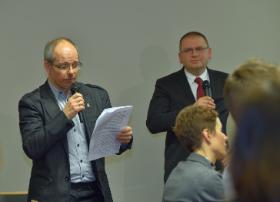 Sędzia Wojciech Krawczyk odczytuje projekty uchwał sędziów Sądu Rejonowego w Olsztynie. Po prawej prezes Sądu Rejonowego, członek tzw. neo KRS, Maciej Nawacki.