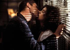 Deckard i Rachael - ta zmysłowa scena miłosna została jedną z ofiar cięć dokonanych w trakcie przemontowania materiału.