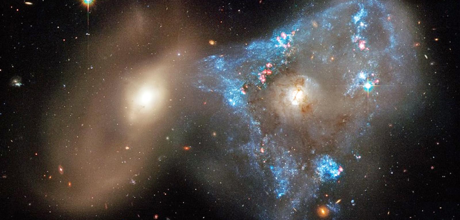 Kolizja galaktyk obserwowana przez teleskop Hubble’a: to prawdopodobnie w wyniku takich interakcji dokarmiane są czarne dziury w centrach galaktyk.