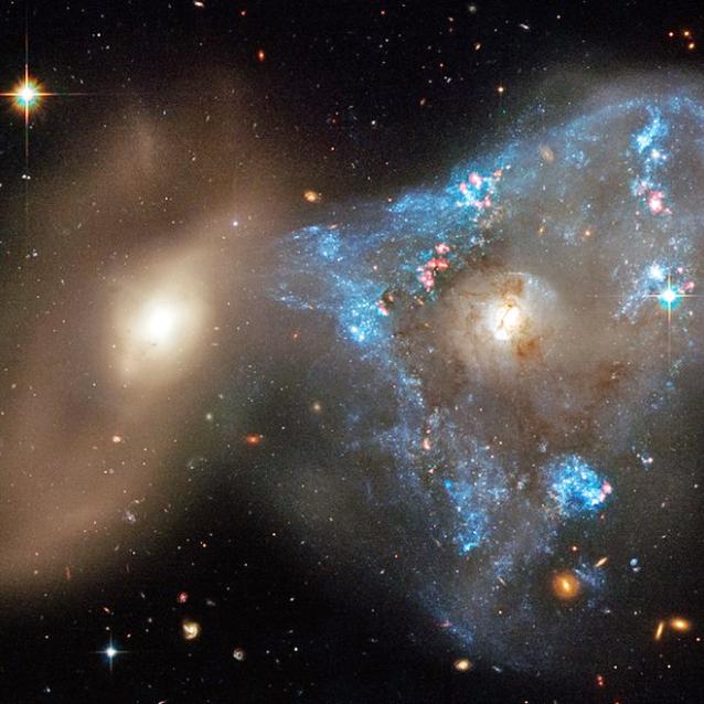 Kolizja galaktyk obserwowana przez teleskop Hubble’a: to prawdopodobnie w wyniku takich interakcji dokarmiane są czarne dziury w centrach galaktyk.