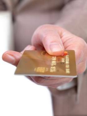 Transakcje zbliżeniowe mają zachęcać klientów i sklepy do używania kart i akceptowania ich także w przypadku niewielkich zakupów.