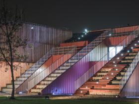 Znaleźć tu można salę muzyczną ze studiem nagrań, audytorium teatralne, nowoczesną salę gimnastyczną, pracownię malarsko-rzeźbiarską, studio fotograficzne, ogrody na dachu.