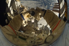 22 ekspedycja na ISS.  Astronauta Oleg Kotow robi sam sobie zdjęcie podczas spaceru w przestrzeni kosmicznej. Styczeń 2010.