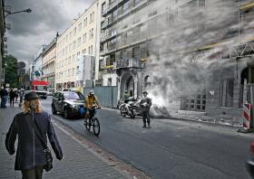 Por. Stefan Szempliński, z plikiem banknotów zaległego żołdu, przed wejściem do hotelu Victoria przy ul. Jasnej 26, 5 października 1944 r. Fot. arch. Wiesław Chrzanowski.