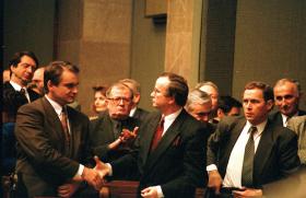1994. Debata budżetowa w Sejmie, premier Pawlak wita się z wicepremierem i ministrem finasów Grzegorzem Kołodką.