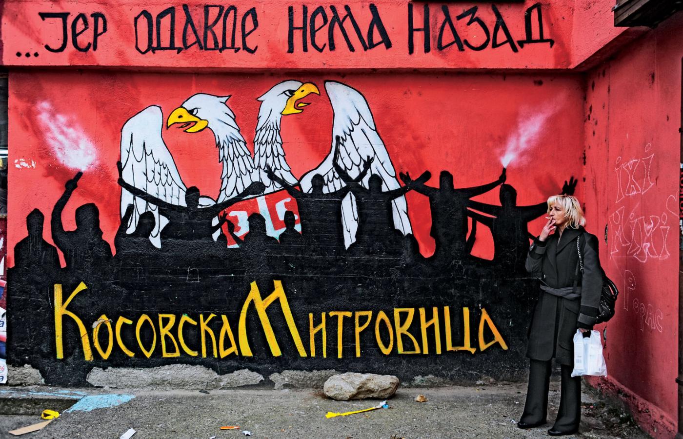 „Kosowska Mitrovica... stąd już nie ma odwrotu” – serbskie graffiti w centrum miasta.
