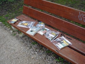 Bookcrossing, czyli zostawianie książek w miejscach publicznych (takich jak parki, kawiarnie i sklepy) po to by inni mogli z nich korzystac, narodził się w USA w 2001 roku.  W Polsce działa pod postacią serwisu bookcrossing.pl.