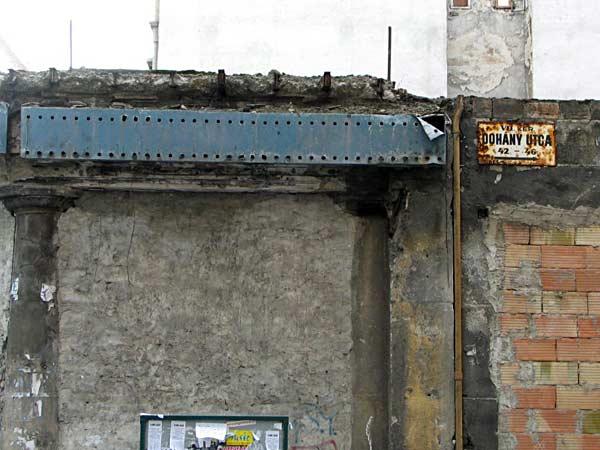 Pozostałość po jednym z najstarszych kin na Węgrzech (Doh&aacute;ny utca, Budapeszt). A jak wygląda dzisiejsza kinematografia węgierska? Fot. melyviz, Flickr, CC by SA