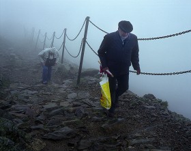 Na Śnieżkę dość łatwo się dostać. Z Karpacza można bowiem wjechać wyciągiem na Kopę. Stąd na najwyższy karkonoski wierzchołek to już zaledwie godzina marszu.
